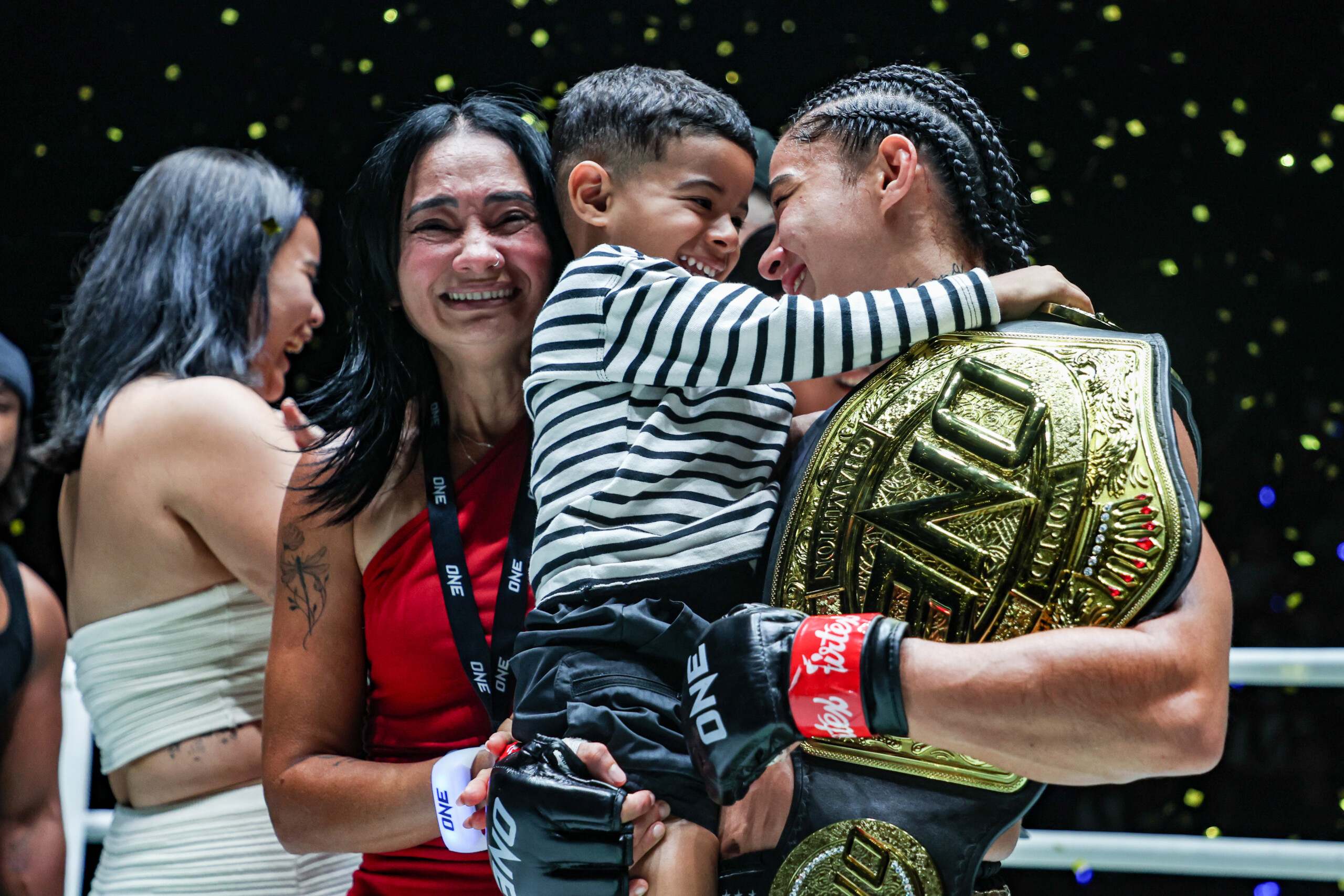 Allycia Hellen Rodrigues celebrates her victory with her son