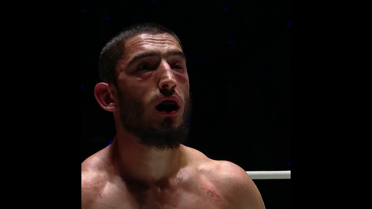 Christian Lee and Alibeg Rasulov’s clash ends in a no contest after an inadvertent eye poke.